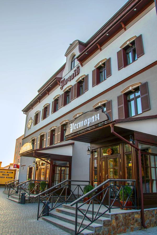 Premier Hotel Почаев Экстерьер фото